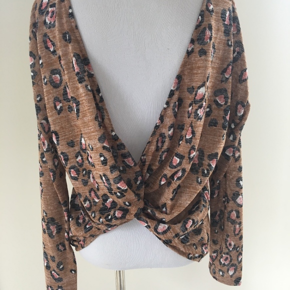 💕Last One💕ERYN Leopard twist back top - Picture 4 of 7